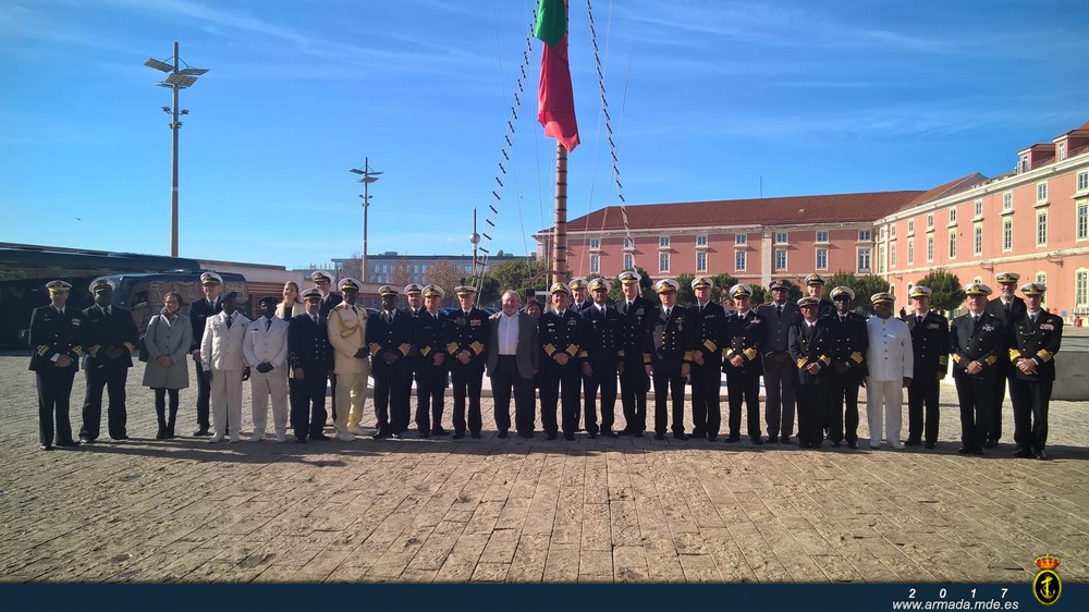 Asistentes invitados diversas Marinas al acto militar de celebración 700º aniv Marinha Portuguesa